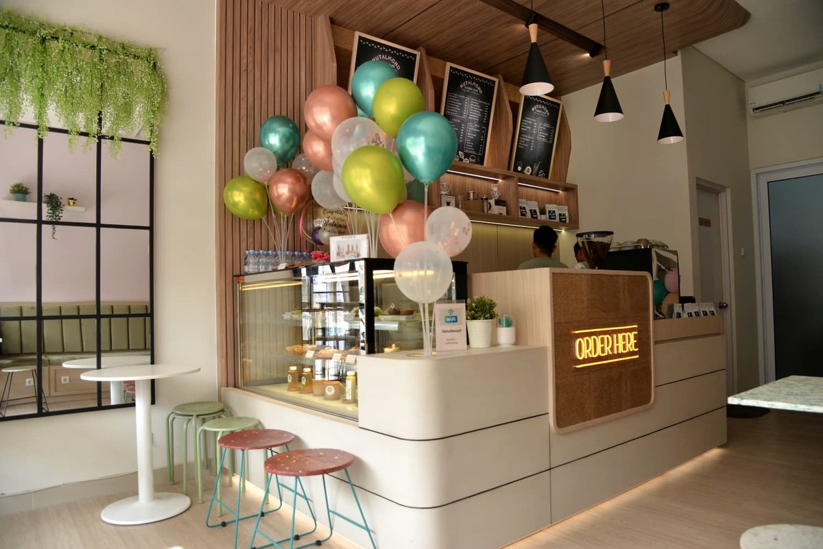 The order counter at Nutalmond's Gading Serpong cafe